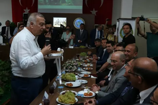 Sezonun İlk Kuru Üzümü Açık Arttırmayla Satıldı Sezonun İlk Kuru Üzümü Açık Arttırmayla Satıldı