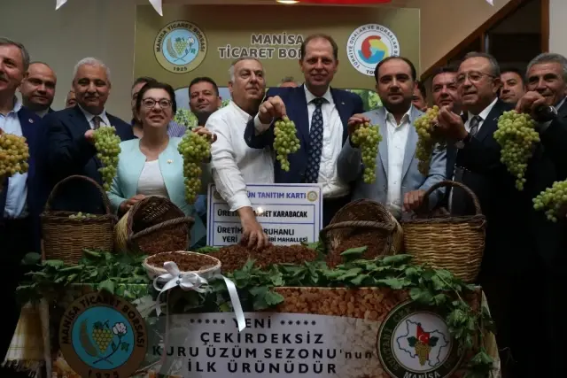 Sezonun İlk Kuru Üzümü Açık Arttırmayla Satıldı Sezonun İlk Kuru Üzümü Açık Arttırmayla Satıldı