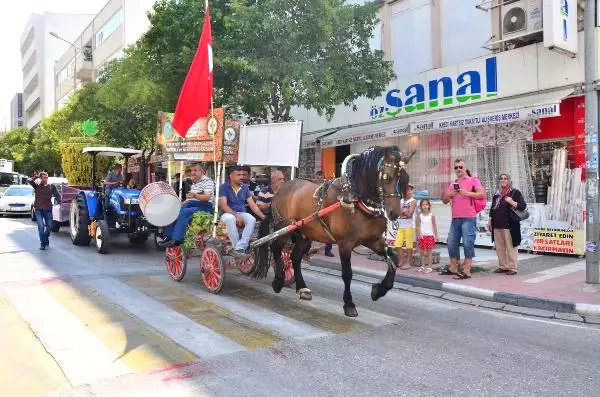 Sezonun İlk Kuru Üzümünün Kilosu Açık Arttırma ile 150 Liradan Satıldı Sezonun İlk Kuru Üzümünün Kilosu Açık Arttırma ile 150 Liradan Satıldı