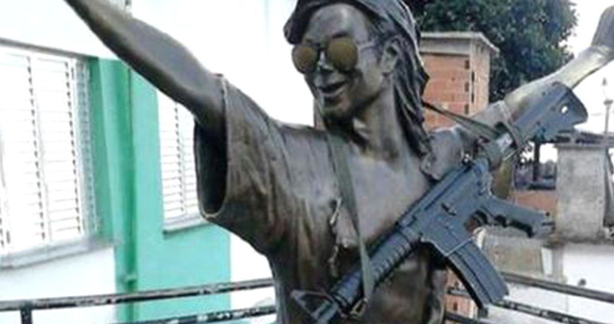 Uyuşturucu Çeteleri, Michael Jackson'un Heykelinin Omzuna Yarı Otomatik Tüfek Astı