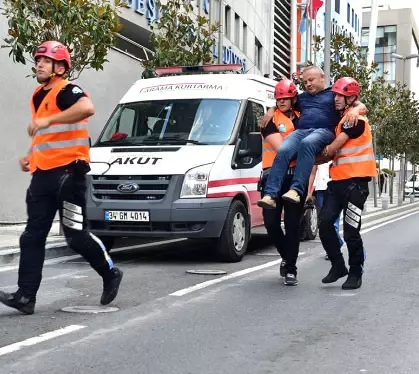 AKUT ve Beşiktaş Belediyesi'nden 17 Ağustos Tatbikatı AKUT ve Beşiktaş Belediyesi'nden 17 Ağustos Tatbikatı