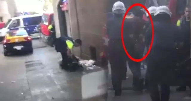 Barselona'daki Saldırıda Şüphelilerden İkisi de Yakalandı, Birinin Yakalanma Anı Kameralara Yansıdı