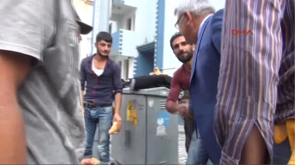 Kars'ın MHP'li Başkanı Kaldırımda İşçilerle Kahvaltı Yaptı