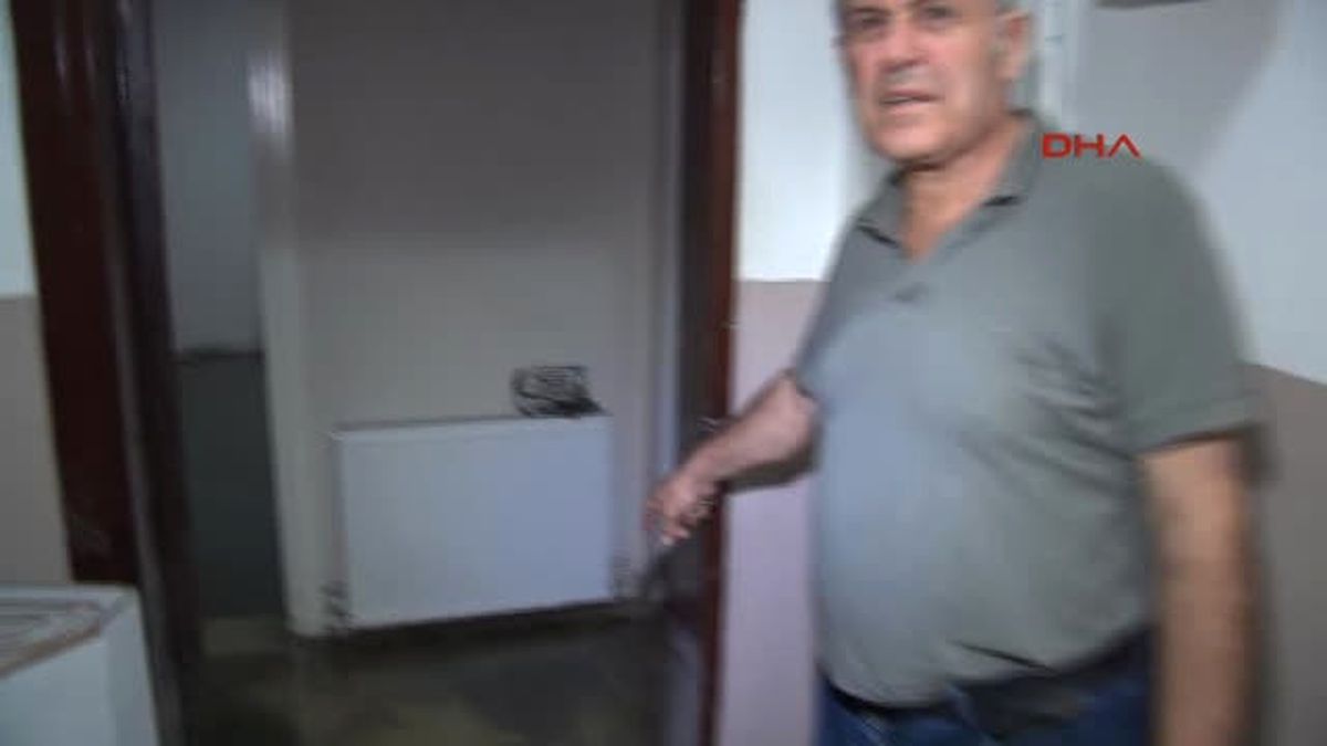 Sultangazi'de Atık Su Kanalı Yine Tıkandı, Evleri Su Bastı
