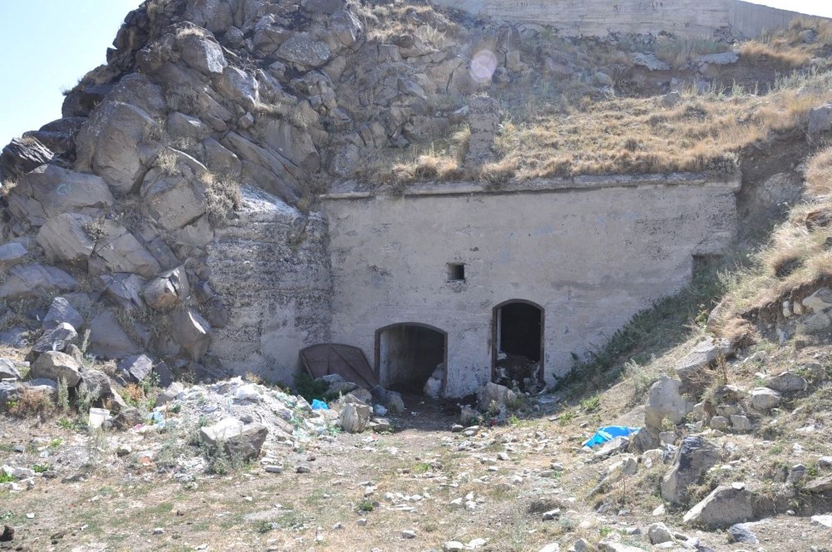 436 Yıllık Tarihi Timur Paşa Tabyası Ahır Olarak Kullanılıyor