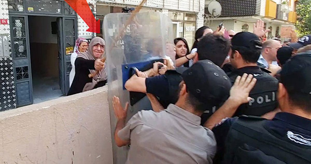 Avcılar'da Yaşlı Kadın, Yıkım İçin Gelen Ekibe Bastonuyla Direndi