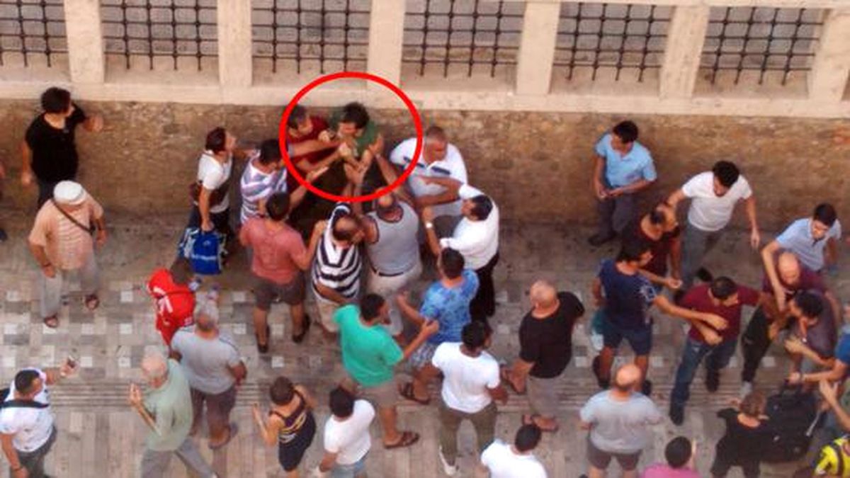 Etek Altı Görüntüsü Çeken Genci, Vatandaşlar Tekme Tokat Dövdü