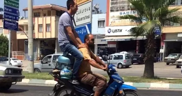Motosikletteki Mutfak Tüpüne Oturarak Yolculuk Eden Genç, Şaşkınlık Yarattı