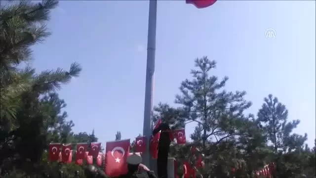 Şehidin Bayrak Aşkı Mezarında Ölümsüzleştirildi