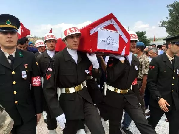 Şehit Uzman Çavuş Abdullah Akdeniz'e Uğurlama Töreni (2) Şehit Uzman Çavuş Abdullah Akdeniz'e Uğurlama Töreni (2)