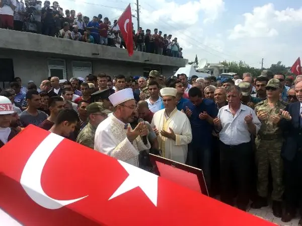 Şehit Uzman Çavuş Abdullah Akdeniz'e Uğurlama Töreni (2) Şehit Uzman Çavuş Abdullah Akdeniz'e Uğurlama Töreni (2)