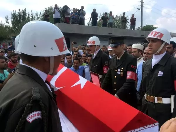 Şehit Uzman Çavuş Abdullah Akdeniz'e Uğurlama Töreni (2) Şehit Uzman Çavuş Abdullah Akdeniz'e Uğurlama Töreni (2)