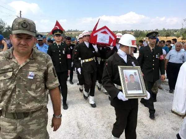 Şehit Uzman Çavuş Abdullah Akdeniz'e Uğurlama Töreni (2) Şehit Uzman Çavuş Abdullah Akdeniz'e Uğurlama Töreni (2)