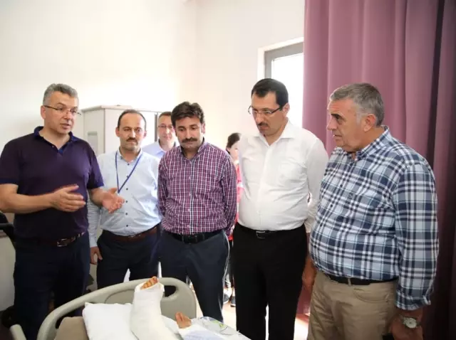 Başkan Toçoğlu ve Sakaryalı Vekiller, Traktör Kazasında Yaralanan İşçileri Ziyaret Etti Başkan Toçoğlu ve Sakaryalı Vekiller, Traktör Kazasında Yaralanan İşçileri Ziyaret Etti