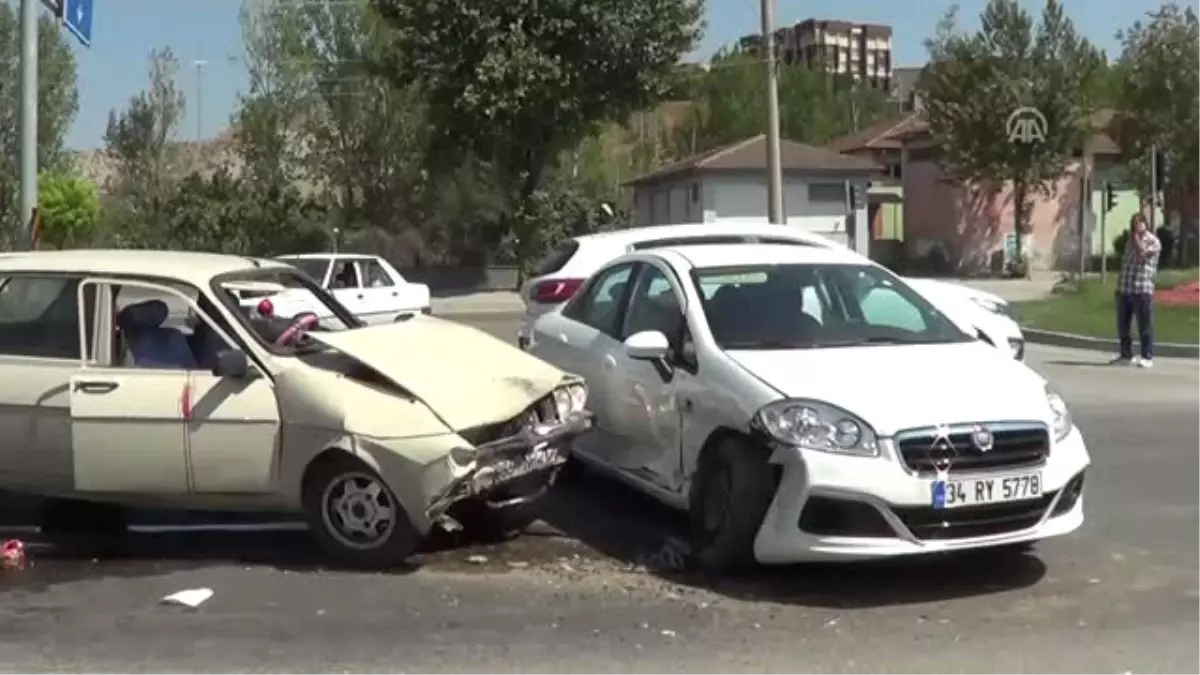 İki Otomobil Çarpıştı: 4 Yaralı