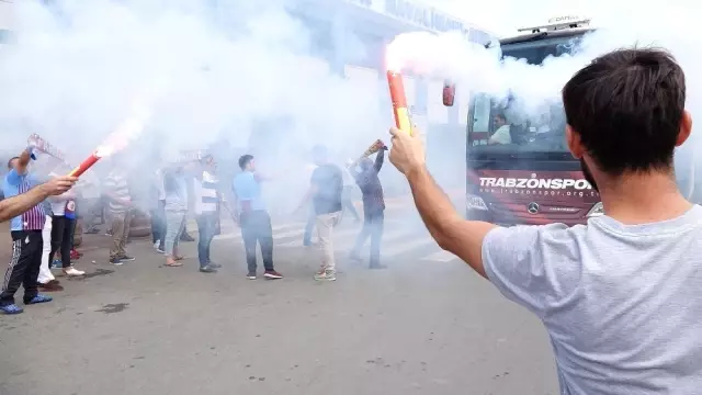 Trabzonspor, İstanbul'a Meşalelerle Uğurlandı