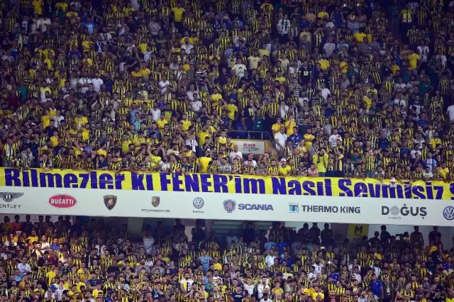 Volkan Demirel'e Islıklı Protesto