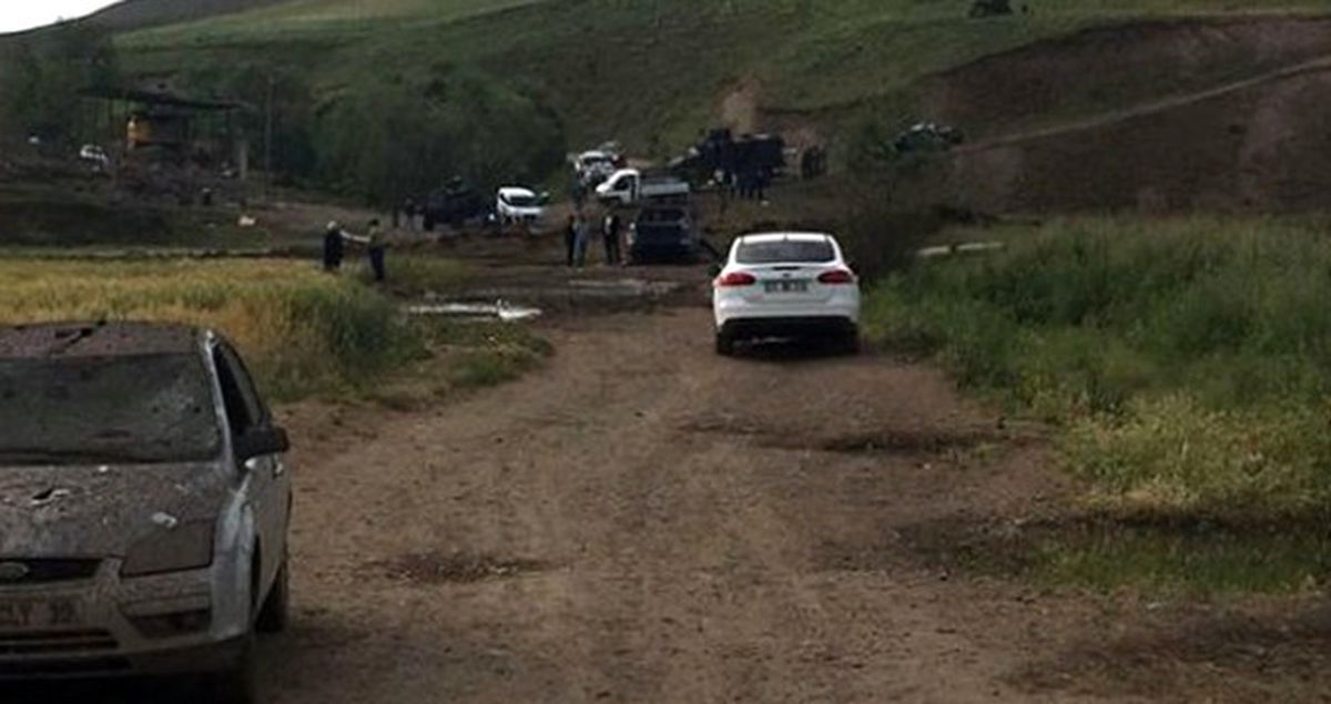 Van'da Bombalı Araç, İçindeki 2 PKK'lı Teröristle Birlikte İmha Edildi