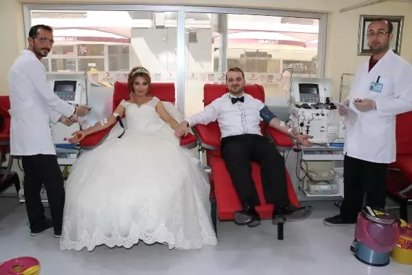 Düğün Öncesi Gelinlik ve Damatlıkla Kızılay'a Kan Bağışladılar