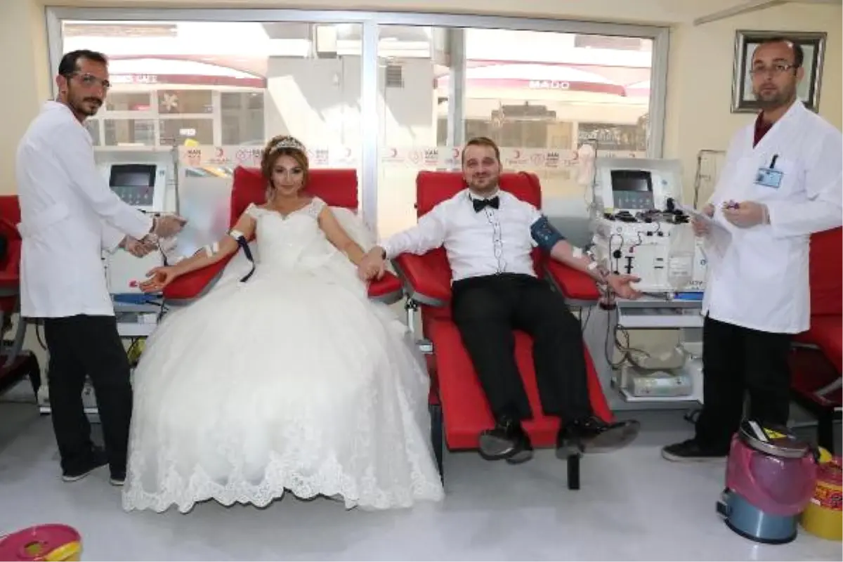 Düğün Öncesi Gelinlik ve Damatlıkla Kızılay'a Kan Bağışladılar