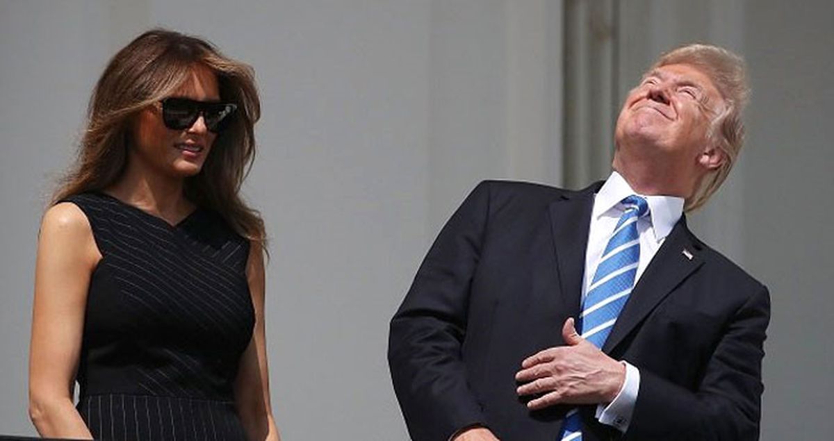 Trump Güneş Tutulmasını Gözlüksüz İzledi, Eşi Melania Yine Rezil Oldu