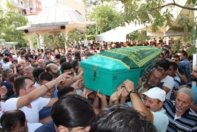 Genç Futbolcu Formasıyla Son Yolculuğuna Uğurlandı Genç Futbolcu Formasıyla Son Yolculuğuna Uğurlandı