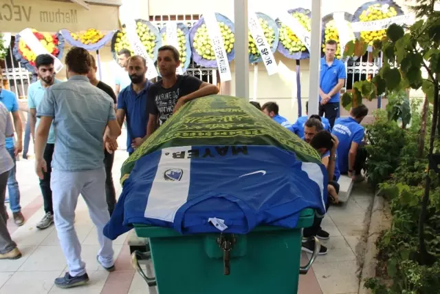 Genç Futbolcu Formasıyla Son Yolculuğuna Uğurlandı Genç Futbolcu Formasıyla Son Yolculuğuna Uğurlandı