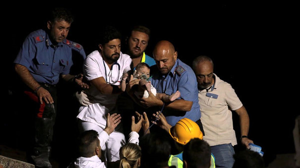 İtalya'daki Depremden Mucize Kurtuluş! Enkazdan 7 Aylık Bebek Çıkarıldı