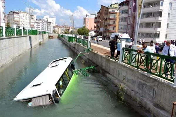 Otomobille Çarpışan Halk Otobüsü Kanala Uçtu: 5 Yaralı