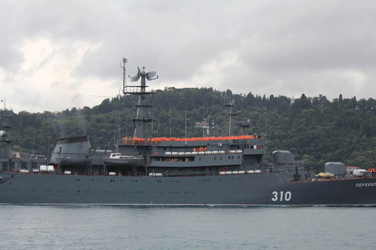 Boğaz'dan Geçen Rus Savaş Gemisindeki Askerler İnci Gibi Dizilip İstanbul'u Seyretti