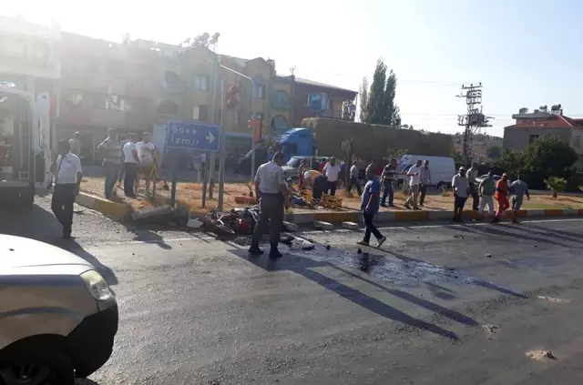 Selimiye'de Otomobil ile Motosiklet Çarpıştı, 1 Yaralı