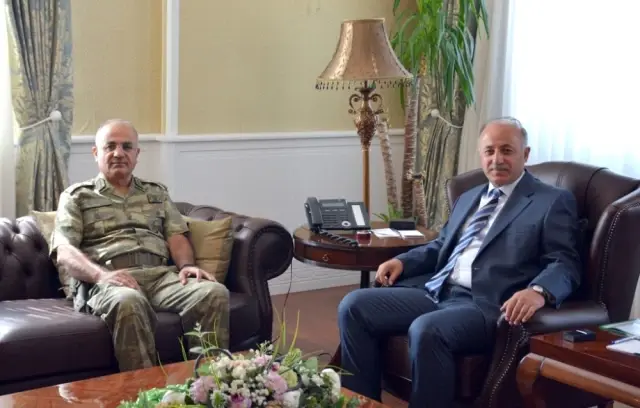 Tümgeneral Özoğlu'ndan Vali Azizoğlu'na Veda Ziyareti Tümgeneral Özoğlu'ndan Vali Azizoğlu'na Veda Ziyareti