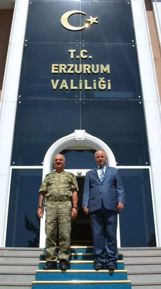 Tümgeneral Özoğlu'ndan Vali Azizoğlu'na Veda Ziyareti Tümgeneral Özoğlu'ndan Vali Azizoğlu'na Veda Ziyareti