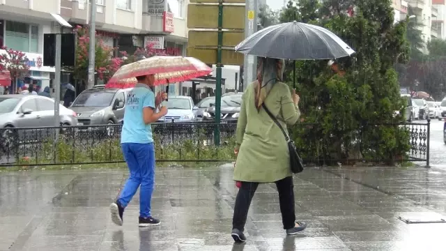 Yağmur Çorlu'yu Serinletti Caddeleri Boşalttı