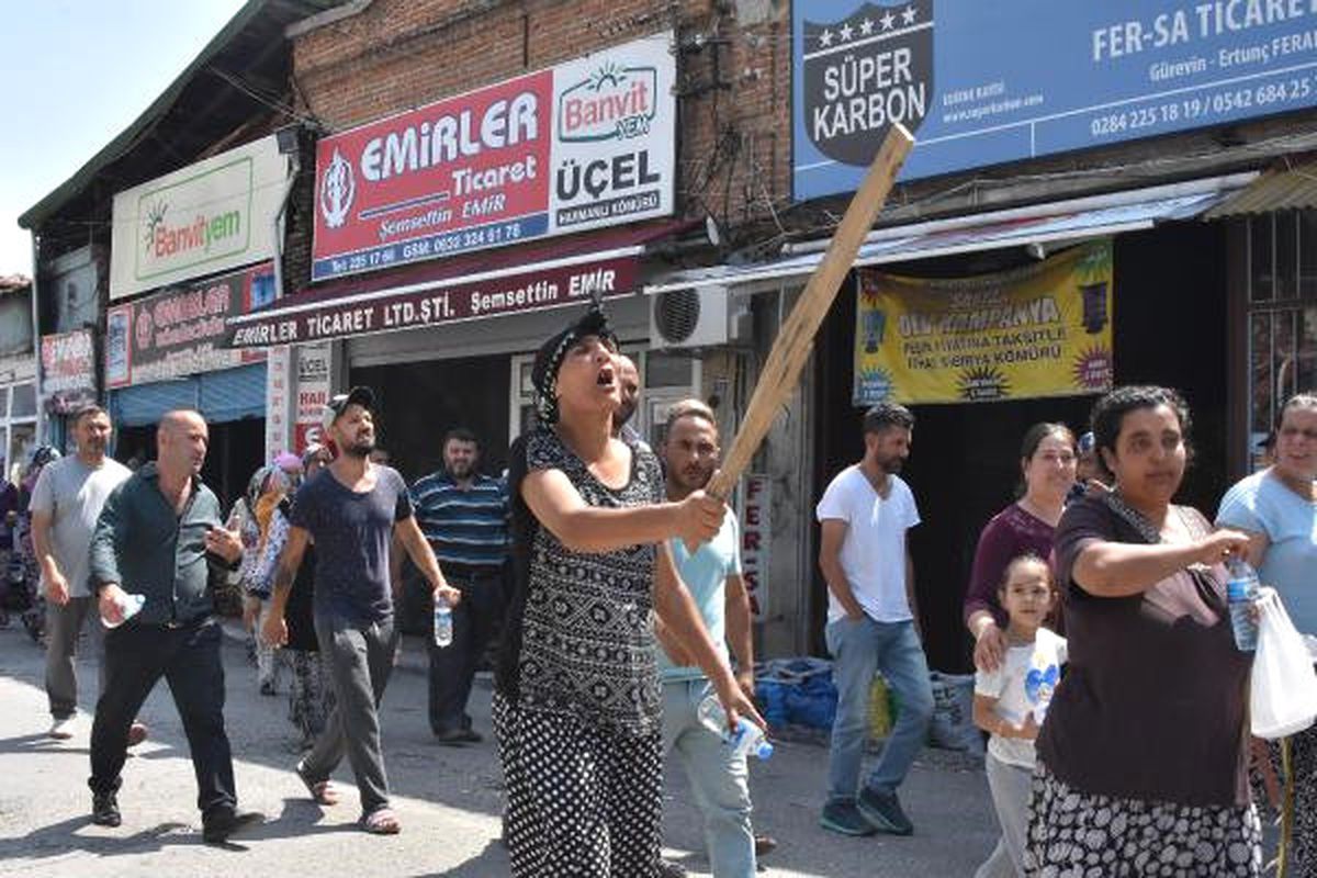 Edirne'de Romanlar Ellerinde Sopalarla Valiliğe Yürüdü