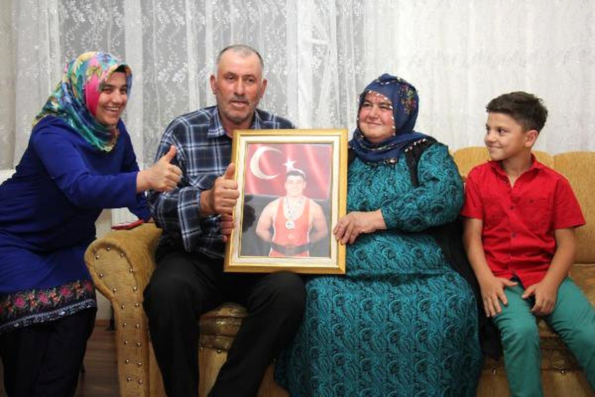 Rıza Kayaalp'in Dünya Şampiyonluğu Ailesini Sevince Boğdu