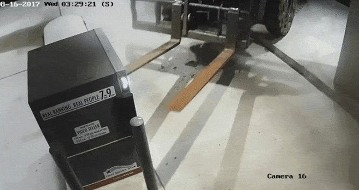 ABD'de Sıradışı Soyguncular Forklift Kullanarak ATM'yi Çaldı!