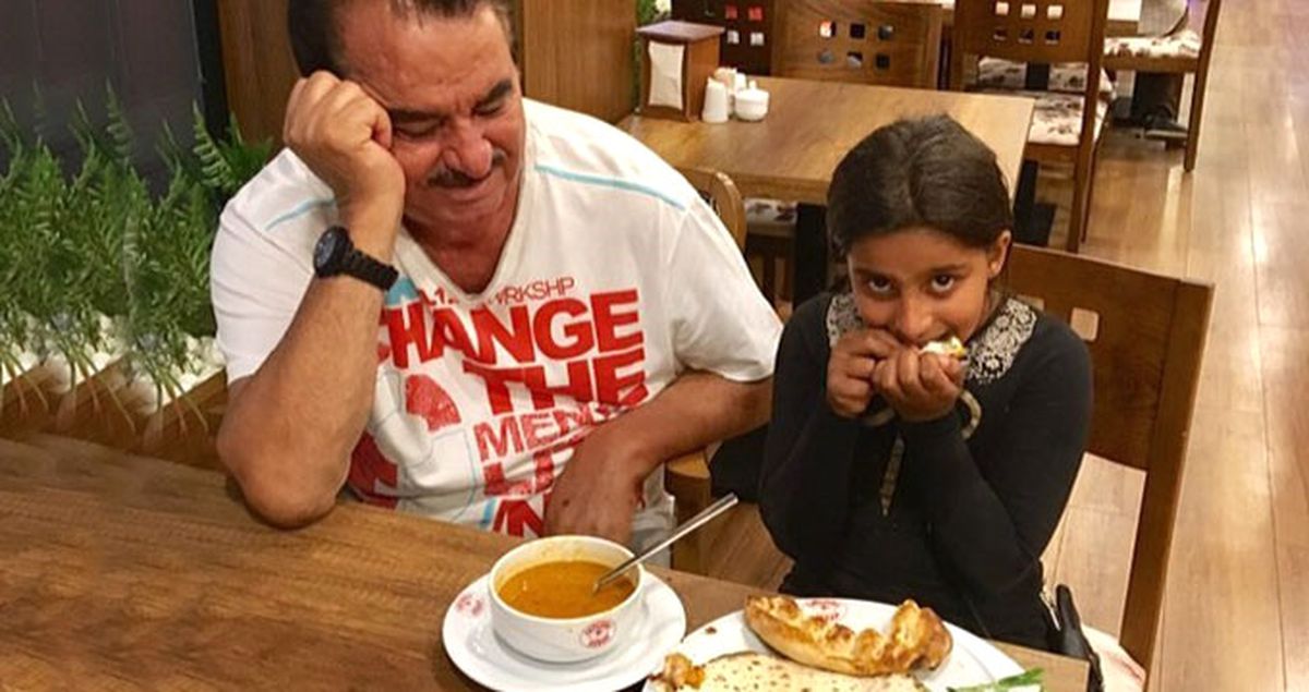İbrahim Tatlıses Suriyeli Küçük Kızın Karnını Doyurarak Büyük Alkış Topladı