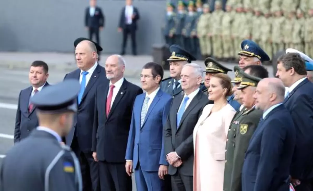 Milli Savunma Bakanı Canikli'nin Ukrayna Temasları