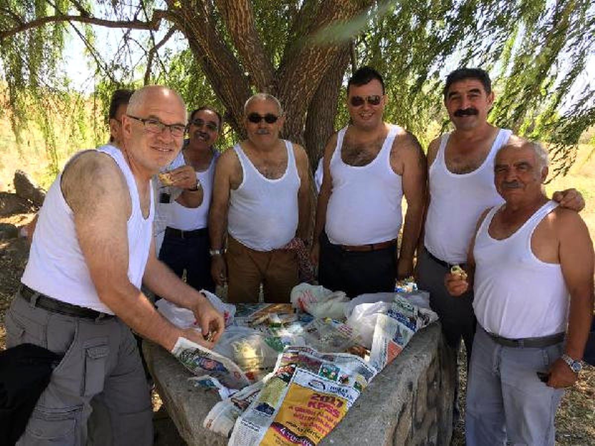 CHP'liler Atletle Poz Verip 'Atleti Bırakın, Adaletsizliklere Bakın' Çağrısı Yaptı