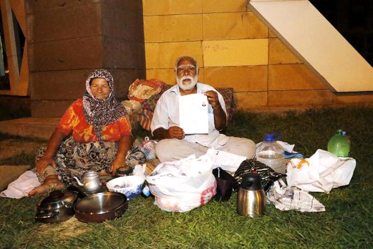 Gelinleri Tarafından Dolandırılan Yaşlı Çift, Sokaklarda Yaşamaya Başladı