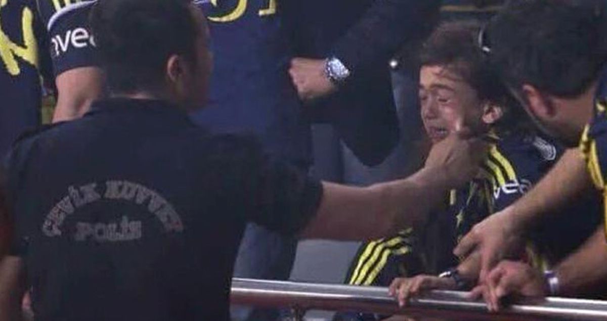Vardar Maçından Sonra Ağlayan Fenerbahçeliyi, Polis Memuru Teselli Etti
