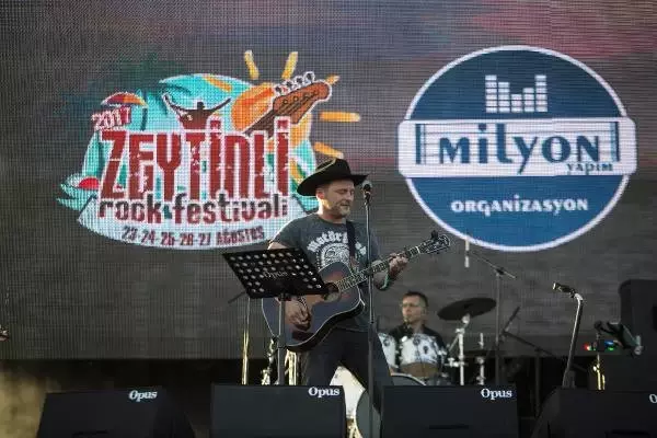 Zeytinli Rock Festivali'nin İkinci Gününe Teoman Damgasını Vurdu Zeytinli Rock Festivali'nin İkinci Gününe Teoman Damgasını Vurdu