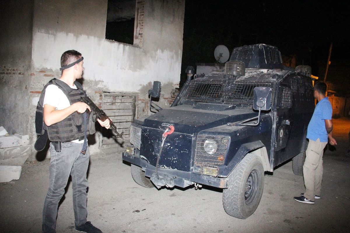 Adana'da Polis Merkezi Yakınındaki Çatışma Sonrası Alarma Geçen Polis Mahalleyi Ablukaya Aldı