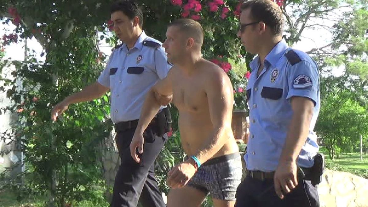Kız Arkadaşıyla Birlikte Tekne Kaçırmaya Çalışan Alkollü Turist Gözaltına Alındı