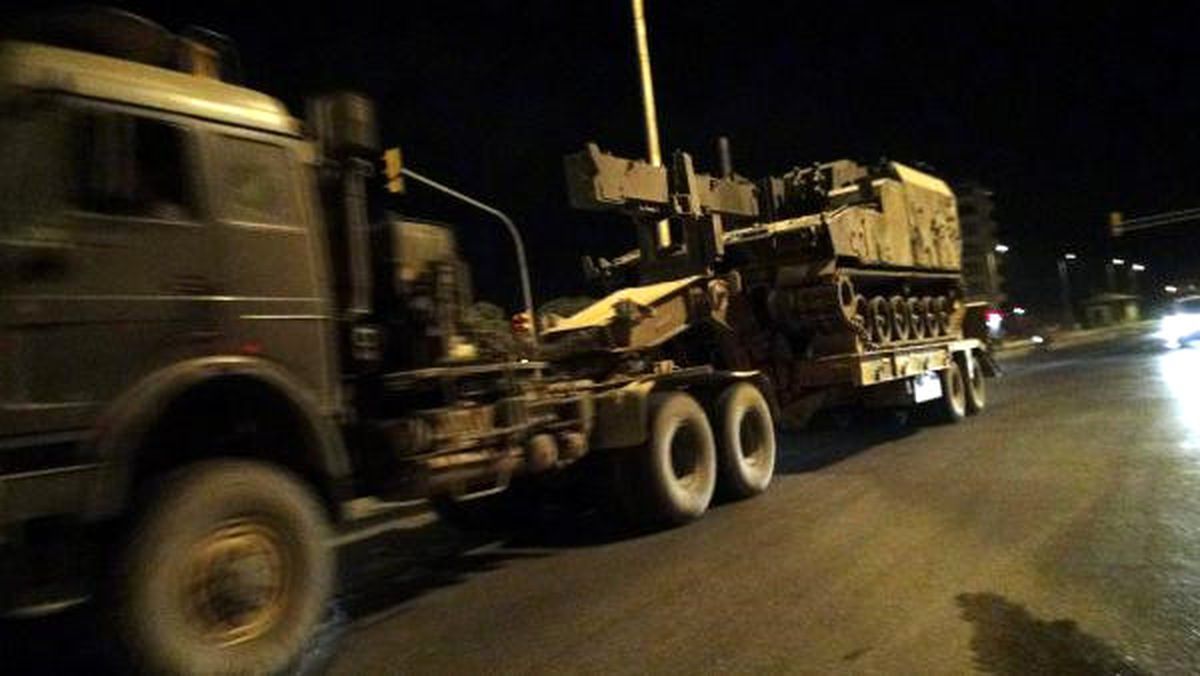 Afrin'deki PKK'lılar Yoğun Ateş Altına Alındı, Sınıra Obüs ve Zırhlılar Sevk Edildi
