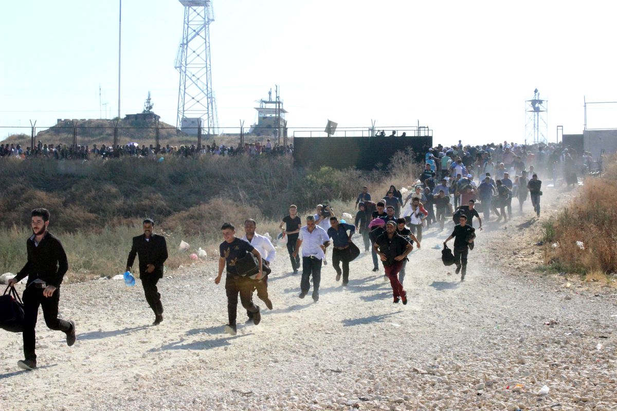 Bayramı Ülkelerinde Geçirmek İsteyen Suriyeliler, Koşarak Sınırdan Geçiş Yaptı