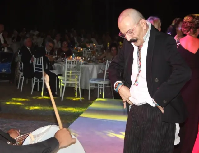 Cemil İpekçi, Kızım Dediği Azra Akın'ın Düğününde Döktürdü Cemil İpekçi, Kızım Dediği Azra Akın'ın Düğününde Döktürdü