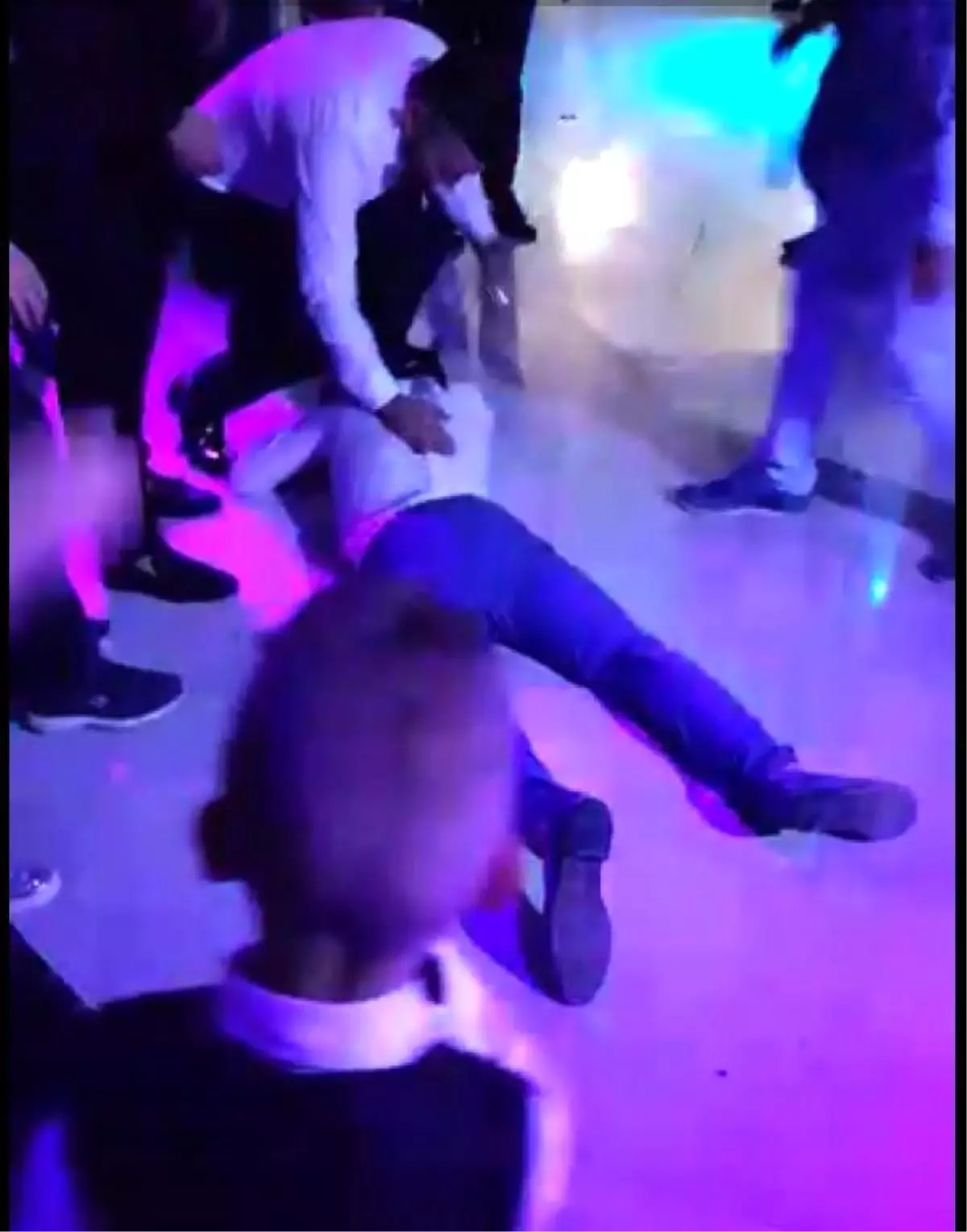 Ağabeyinin Düğününde Ters Takla Atmaya Çalışan Kardeş, Yere Çakıldı