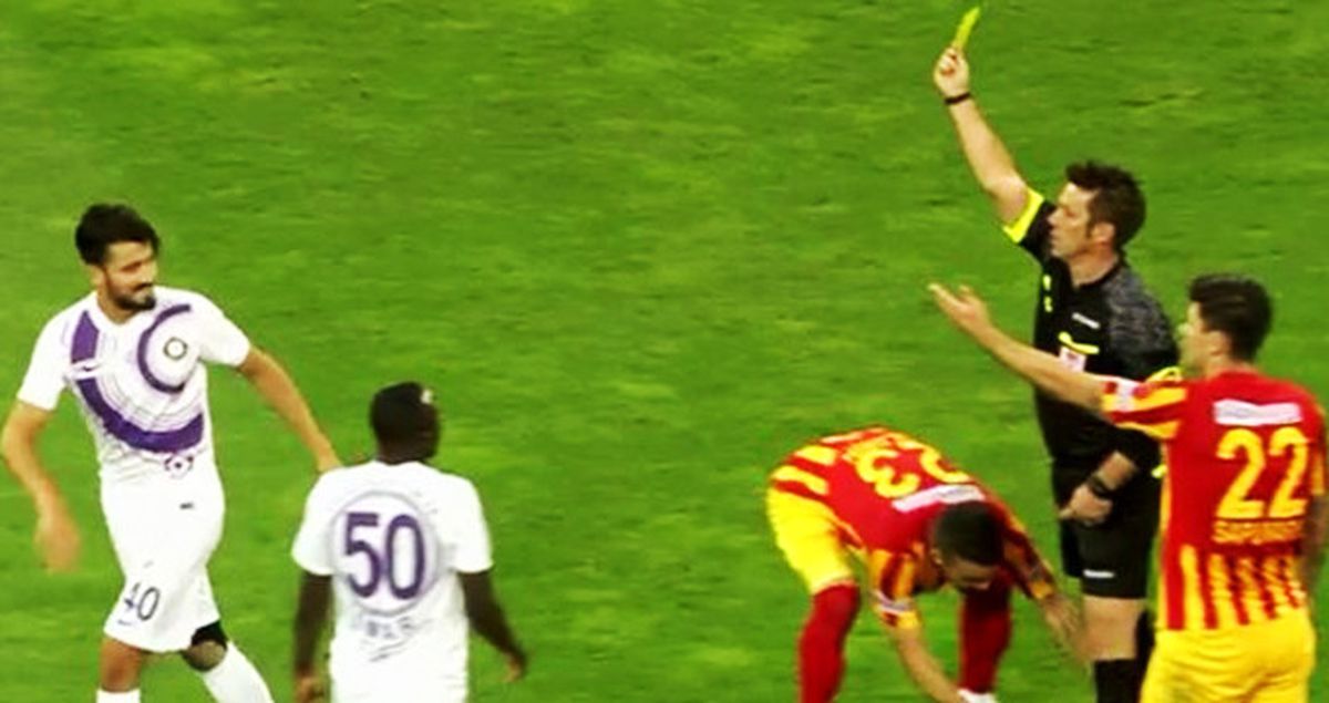 Hakem Fırat Aydınus, Kendisine Küfür Eden Futbolcuyu Oyundan Attı